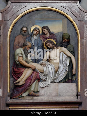 14. Kreuzweg, Jesus wird in das Grab gelegt und bedeckt in Weihrauch, Basilika des Heiligen Herzens Jesu in Zagreb Stockfoto