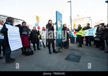 Brighton, UK. 11. März 2016. Die zweite Lesung im Parlament des Gesetzentwurfs, die NHS wieder findet heute statt. Rallying speichern The NHS Kämpferin geben Caroline Lucas MP, die Rechnung der Antragsteller, ein am frühen Morgen Abschied am Bahnhof von Brighton. Bildnachweis: Francesca Moore/Alamy Live-Nachrichten Stockfoto