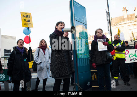 Brighton, UK. 11. März 2016. Die zweite Lesung im Parlament des Gesetzentwurfs, die NHS wieder findet heute statt. Rallying speichern The NHS Kämpferin geben Caroline Lucas MP, die Rechnung der Antragsteller, ein am frühen Morgen Abschied am Bahnhof von Brighton. Bildnachweis: Francesca Moore/Alamy Live-Nachrichten Stockfoto