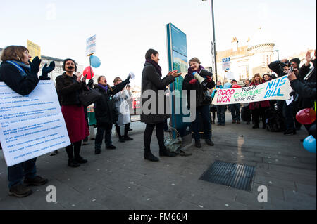 Brighton, UK. 11. März 2016. Die zweite Lesung im Parlament des Gesetzentwurfs, die NHS wieder findet heute statt. Rallying speichern The NHS Kämpferin geben Caroline Lucas MP, die Rechnung der Antragsteller, ein am frühen Morgen Abschied am Bahnhof von Brighton. Bildnachweis: Francesca Moore/Alamy Live-Nachrichten Stockfoto