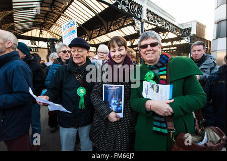 Brighton, UK. 11. März 2016. Die zweite Lesung im Parlament des Gesetzentwurfs, die NHS wieder findet heute statt. Rallying speichern The NHS Kämpferin geben Caroline Lucas MP, die Rechnung der Antragsteller, ein am frühen Morgen Abschied am Bahnhof von Brighton. Bildnachweis: Francesca Moore/Alamy Live-Nachrichten Stockfoto