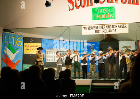 Schulkinder in Dungloe, County Donegal, Irland führen ein Theaterstück mit dem Titel "Erinnerung an Ostern 1916" im Rahmen des 100. Jahrestages der Osteraufstand gegen die britische Herrschaft in Dublin ab Ostern Montag, 24. April 1916, dauerhafte für sechs Tage bevor er von Krone Kräfte brutal niedergeschlagen. Stockfoto