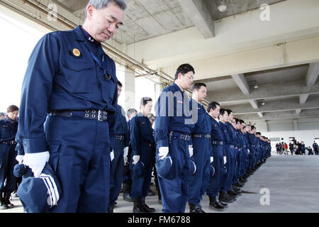 Tokio, Japan. 11. März 2016. Polizisten bieten Stille Gebete für die Opfer der Tsunami und Erdbeben, nachdem sie Überreste der vermissten Personen bei Namie in der Präfektur Fukushima in der Nähe der verkrüppelten TEPCO Kernkraftwerks auf Freitag, 11. März 2016 zum fünften Jahrestag der großen Erdbeben im Osten Japans gesucht. Kredite: Yoshio Tsunoda/AFLO/Alamy Live-Nachrichten Stockfoto