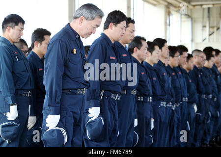 Tokio, Japan. 11. März 2016. Polizisten bieten Stille Gebete für die Opfer der Tsunami und Erdbeben, nachdem sie Überreste der vermissten Personen bei Namie in der Präfektur Fukushima in der Nähe der verkrüppelten TEPCO Kernkraftwerks auf Freitag, 11. März 2016 zum fünften Jahrestag der großen Erdbeben im Osten Japans gesucht. Kredite: Yoshio Tsunoda/AFLO/Alamy Live-Nachrichten Stockfoto