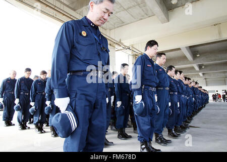 Tokio, Japan. 11. März 2016. Polizisten bieten Stille Gebete für die Opfer der Tsunami und Erdbeben, nachdem sie Überreste der vermissten Personen bei Namie in der Präfektur Fukushima in der Nähe der verkrüppelten TEPCO Kernkraftwerks auf Freitag, 11. März 2016 zum fünften Jahrestag der großen Erdbeben im Osten Japans gesucht. Kredite: Yoshio Tsunoda/AFLO/Alamy Live-Nachrichten Stockfoto