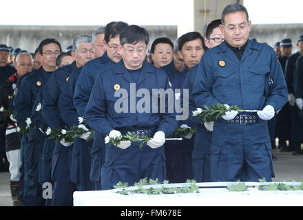 Tokio, Japan. 11. März 2016. Polizeibeamte bieten Chrysanthemen für den Tsunami und Erdbeben-Opfern, nachdem sie Überreste der vermissten Personen bei Namie in der Präfektur Fukushima in der Nähe der verkrüppelten TEPCO Kernkraftwerks auf Freitag, 11. März 2016 zum fünften Jahrestag der großen Erdbeben im Osten Japans gesucht. Kredite: Yoshio Tsunoda/AFLO/Alamy Live-Nachrichten Stockfoto