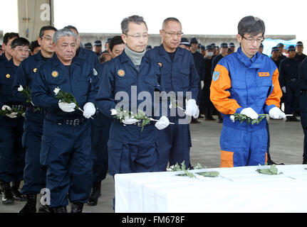 Tokio, Japan. 11. März 2016. Polizeibeamte bieten Chrysanthemen für den Tsunami und Erdbeben-Opfern, nachdem sie Überreste der vermissten Personen bei Namie in der Präfektur Fukushima in der Nähe der verkrüppelten TEPCO Kernkraftwerks auf Freitag, 11. März 2016 zum fünften Jahrestag der großen Erdbeben im Osten Japans gesucht. Kredite: Yoshio Tsunoda/AFLO/Alamy Live-Nachrichten Stockfoto