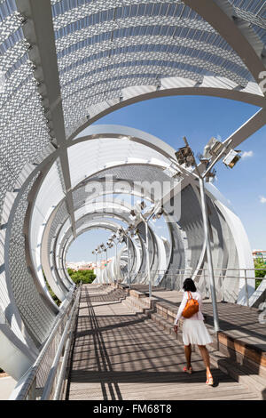 Eine Ansicht eines modernen neuen Brückenbauwerks in Madrid bezeichnet die Pasarela del Arganzuela Fußgängerbrücke. Stockfoto