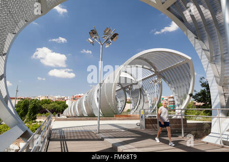 Eine Ansicht eines modernen neuen Brückenbauwerks in Madrid bezeichnet die Pasarela del Arganzuela Fußgängerbrücke. Stockfoto