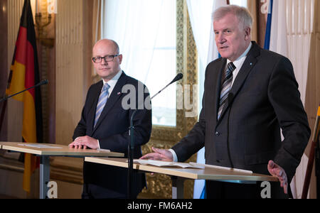München, Deutschland. 10. März 2016. Ministerpräsidenten der Tschechischen Republik Bohuslav Sobotka (L) und Premier des deutschen Staates Bayern, Horst Seehofer spricht während einer Pressekonferenz in München, Deutschland, 10. März 2016. Sobotka ist zu einem zweitägigen Besuch in Bayern. Foto: SVEN HOPPE/Dpa/Alamy Live News Stockfoto