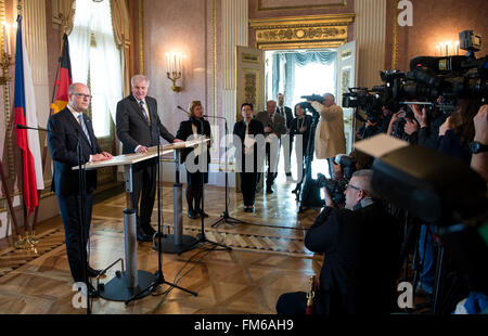 München, Deutschland. 10. März 2016. Ministerpräsidenten der Tschechischen Republik Bohuslav Sobotka (L) und Premier des deutschen Staates Bayern, Horst Seehofer spricht während einer Pressekonferenz in München, Deutschland, 10. März 2016. Sobotka ist zu einem zweitägigen Besuch in Bayern. Foto: SVEN HOPPE/Dpa/Alamy Live News Stockfoto