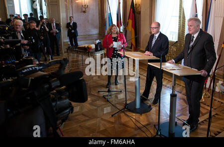 München, Deutschland. 10. März 2016. Ministerpräsidenten der Tschechischen Republik Bohuslav Sobotka (L) und Premier des deutschen Staates Bayern, Horst Seehofer spricht während einer Pressekonferenz in München, Deutschland, 10. März 2016. Sobotka ist zu einem zweitägigen Besuch in Bayern. Foto: SVEN HOPPE/Dpa/Alamy Live News Stockfoto