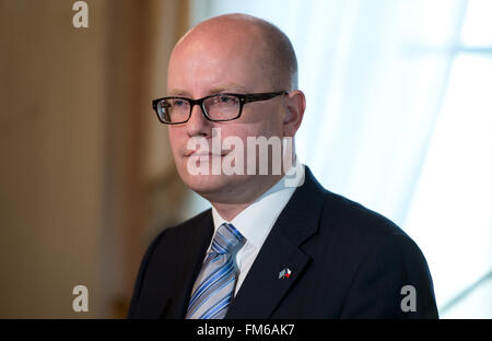 München, Deutschland. 10. März 2016. Ministerpräsidenten der Tschechischen Republik Bohuslav Sobotka spricht während einer Pressekonferenz in München, Deutschland, 10. März 2016. Sobotka ist zu einem zweitägigen Besuch in Bayern. Foto: SVEN HOPPE/Dpa/Alamy Live News Stockfoto