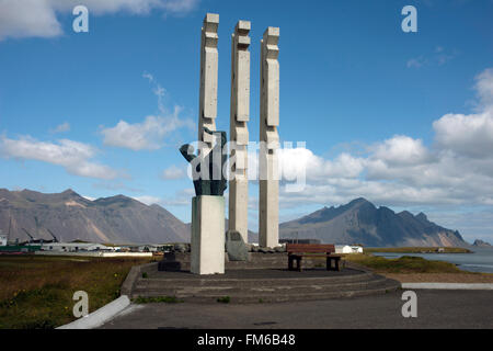 Ein Denkmal für die Fischer, die ihr Leben auf See in Hofn, Island, verloren zeigt die wichtigsten Tribut und die Berge im Hintergrund. Stockfoto