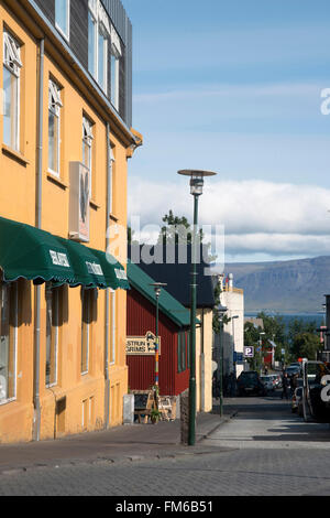 Eine Straßenansicht von Reykjavik in Island, mit der Hauptstraße in Aussicht und lokalen bunten Gebäuden. Stockfoto