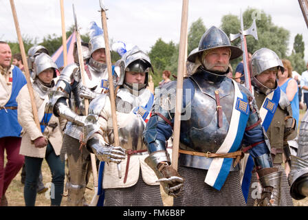 TEWKESBURY, GLOC. UK-12. Juli: Soldaten marschierten in den Krieg am 13. Juli 2014 bei Tewkesbury Mittelalterfest, UK Stockfoto