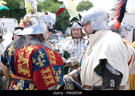 TEWKESBURY, GLOC. UK-12. Juli: Schlacht Reenactors lachend, als sie Schlacht am 13. Juli 2014 bei Tewkesbury Mittelalterfest, U erwarten Stockfoto