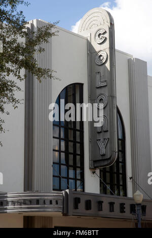 Eine Außenansicht eines Art-déco-Theaters in Orlando, vom Haupteingang, wird jetzt als Speicher verwendet. Stockfoto