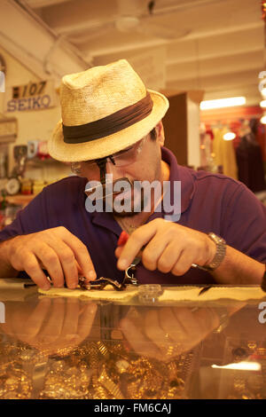 Juweliere, die Reparatur einer Uhrwerks Stockfoto