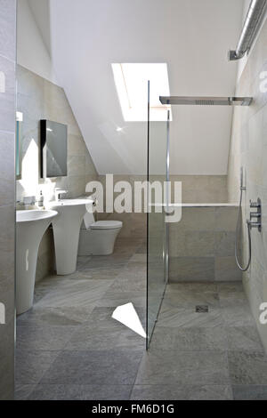 Eine Innenansicht von einem modernen Wohneigentum namens Amor House, in Gleneagles, zeigt das moderne Badezimmer. Stockfoto