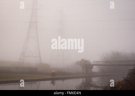 Ein Pendler durchläuft die dichten Morgennebel entlang der Leinpfad von Lee Flussschifffahrt in Tottenham, London. Bildnachweis: Patricia Phillips/Alamy Live-Nachrichten Stockfoto