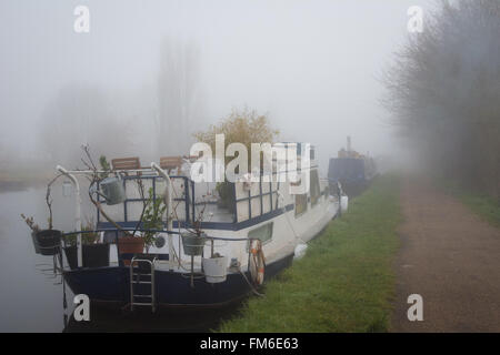 Hausboote in dichtem Nebel auf den Fluss Lee Navigation in Tottenham Credit: Patricia Phillips/Alamy Live News Stockfoto