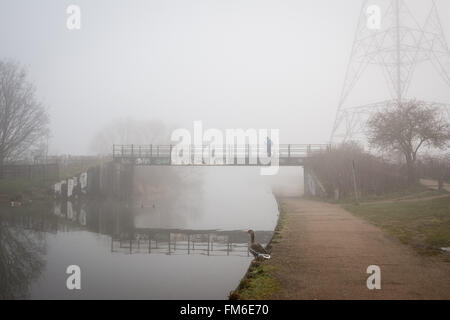 Dichter Nebel auf den Fluss Lee Navigation in Tottenham. Bildnachweis: Patricia Phillips/Alamy Live-Nachrichten Stockfoto