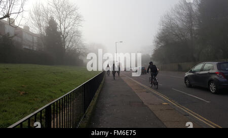 London, UK 11. März 2016. UK-Wetter: Finsbury Park in Nord-London ist bedeckt von dichtem Nebel an einem kalten frostigen Morgen Credit: Dinendra Haria/Alamy Live News Stockfoto