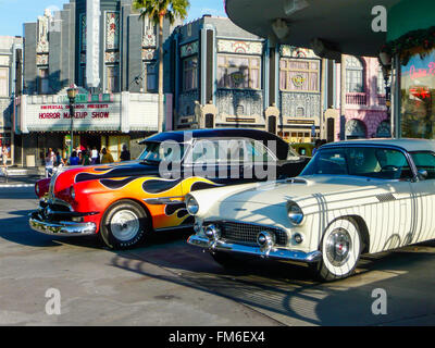 Zwei alte amerikanische Autos aus den 50er Jahren außerhalb ein Theater. Stockfoto