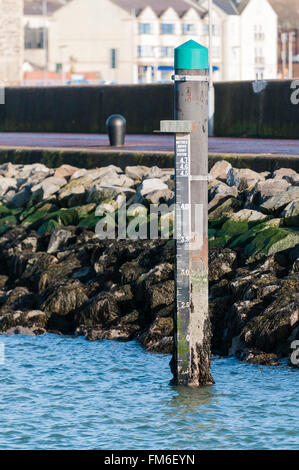 Wassertiefe im Hafen zu messen Stockfoto