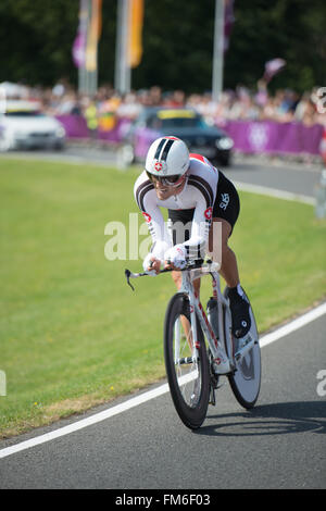 Das Olympische Zeitfahren passierten Bushy Park im Jahr 2012. Fabian Cancellara war der letzte Radfahrer auf der Straße, aber nicht zu schlagen Stockfoto