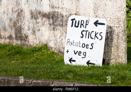 Werbung Sign Rasen, Stöcke, Kartoffeln und Gemüse zum Verkauf an der Seite einer ländlichen Straße. Stockfoto