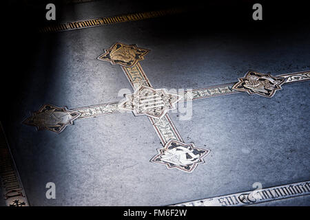 Schwarzen Purbeck Ledger mit viktorianischen Messing Intarsien Kreuz auf dem Boden der Retrochor in der Kathedrale von Wells. Somerset. UK Stockfoto