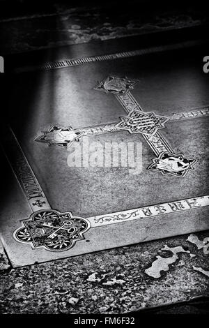 Schwarzen Purbeck Ledger mit gekreuzten Schlüsseln und viktorianische Messing Intarsien Kreuz auf dem Boden der Retrochor in der Kathedrale von Wells. UK Stockfoto