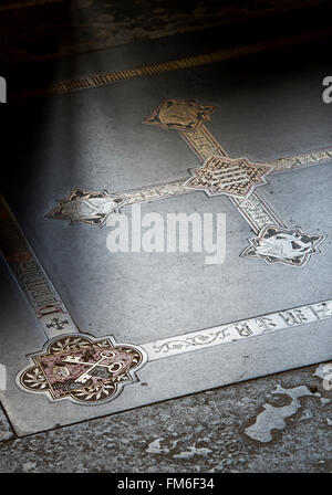 Schwarzen Purbeck Ledger mit gekreuzten Schlüsseln und viktorianische Messing Intarsien Kreuz auf dem Boden der Retrochor in der Kathedrale von Wells. UK Stockfoto