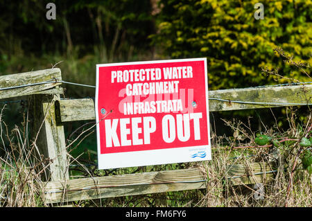 Zeichen von Demonstranten Warnung Infrastrata zu halten aus öffentlichen Flächen errichtet und Wassereinzugsgebiet geschützt. Stockfoto