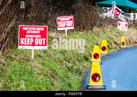 Zeichen von Demonstranten Warnung Öl und Gas Bohren Firmen zu halten aus öffentlichen Flächen errichtet und Wassereinzugsgebiet geschützt. Stockfoto