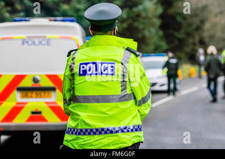 Polizei im Dienst an einer Straße Verkehrsbehinderung Hochsicht Jacke tragen Stockfoto