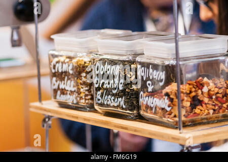 Crème Brûlée, Orangenblüten und Ooolong Gogyberry und Granatapfel Tees auf Verkauf in einer up-market Cafe. Stockfoto