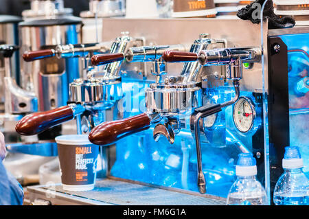 Barrista Stil Kaffeemaschine mit blauer Beleuchtung in einem gehobenen Coffee Shop. Stockfoto