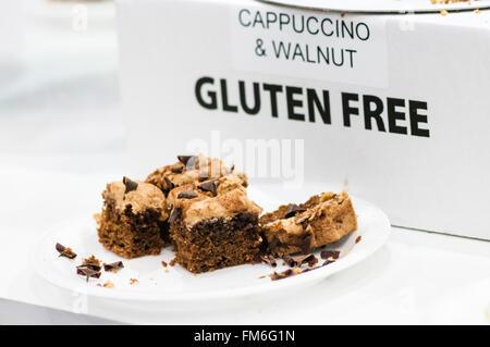 Gluten freie Cappuccino und Walnuss-Kuchen zum Verkauf in einem Up-Markt-Café. Stockfoto