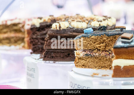 Auswahl an frisch zubereiteten Kuchen auf dem Display in einem Restaurant. Stockfoto