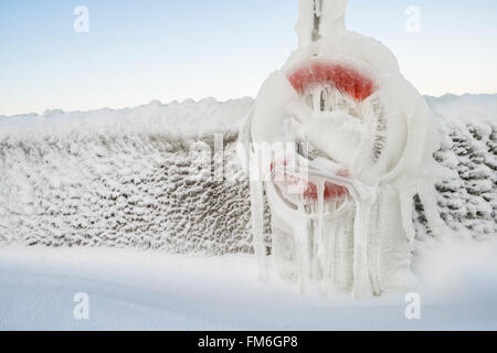 Gefrorenen Leben mit Eiszapfen in einem Hafen buoy ich im Winter von einem gefrorenen Meer. Roslagen, Uppland, Schweden, Scandinavia Stockfoto