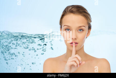 schöne junge Frau mit Finger auf die Lippen Stockfoto