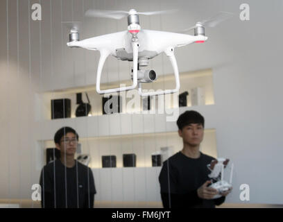 Seoul, Südkorea. 11. März 2016. Ein Mitarbeiter des großen chinesischen Verbraucher-Drohne Maker DJI zeigt Phantom 4, der neuesten Consumer Quadcopter-Kamera (oder "Drohne") eingeführten DJI letzte Woche am DJI Flagship-Store in Seoul, die Hauptstadt von Südkorea, am 11. März 2016. Shenzhen-basierte DJI, ein führender Hersteller von kommerziellen und Freizeit Drohnen für Luftaufnahmen und Videografie, öffnet offiziell seine erste Übersee Flagship-Store der Öffentlichkeit hier am 12. März. Bildnachweis: Yao Qilin/Xinhua/Alamy Live-Nachrichten Stockfoto