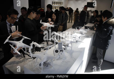 Seoul, Südkorea. 11. März 2016. Mitarbeiter des großen chinesischen Verbraucher-Drohne Maker DJI anzeigen Phantom 4, der neuesten Consumer Quadcopter-Kamera (oder "Drohne") eingeführten DJI letzte Woche am DJI Flagship-Store in Seoul, die Hauptstadt von Südkorea, auf 11. März 2016. Shenzhen-basierte DJI, ein führender Hersteller von kommerziellen und Freizeit Drohnen für Luftaufnahmen und Videografie, öffnet offiziell seine erste Übersee Flagship-Store der Öffentlichkeit hier am 12. März. Bildnachweis: Yao Qilin/Xinhua/Alamy Live-Nachrichten Stockfoto