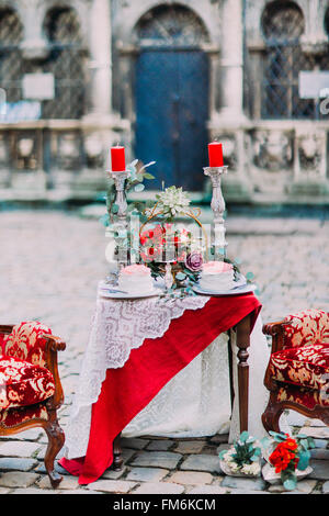 Romantischer Tisch mit Blumen und Kerzen für Brautpaar vorbereitet Stockfoto