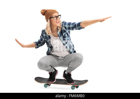 Coole Skater-Girl Reiten eine Skateboard isoliert auf weißem Hintergrund Stockfoto