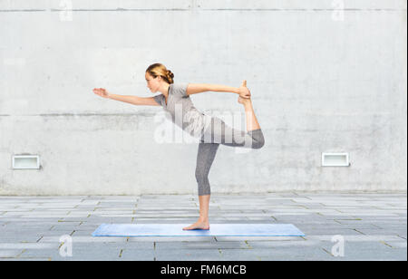 Frau Herr der Tanz Pose auf Matte Yoga bei Stockfoto