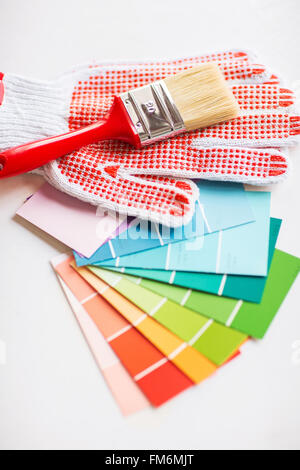 Pinsel, Handschuhe und Pantone Sampler Stockfoto